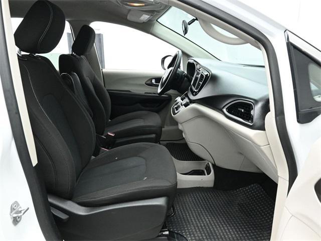 Photo of 2021 Bright White Clearcoat Chrysler Voyager