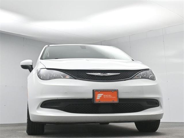 Photo of 2021 Bright White Clearcoat Chrysler Voyager