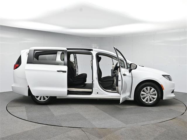 Photo of 2021 Bright White Clearcoat Chrysler Voyager