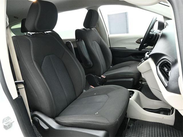 Photo of 2021 Bright White Clearcoat Chrysler Voyager