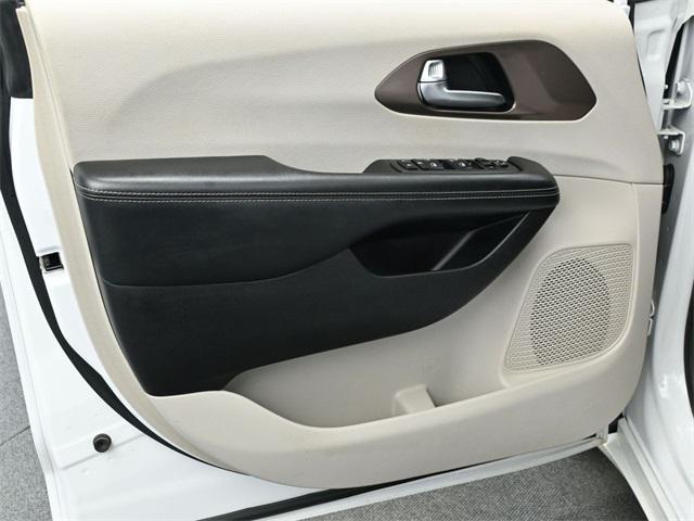 Photo of 2021 Bright White Clearcoat Chrysler Voyager
