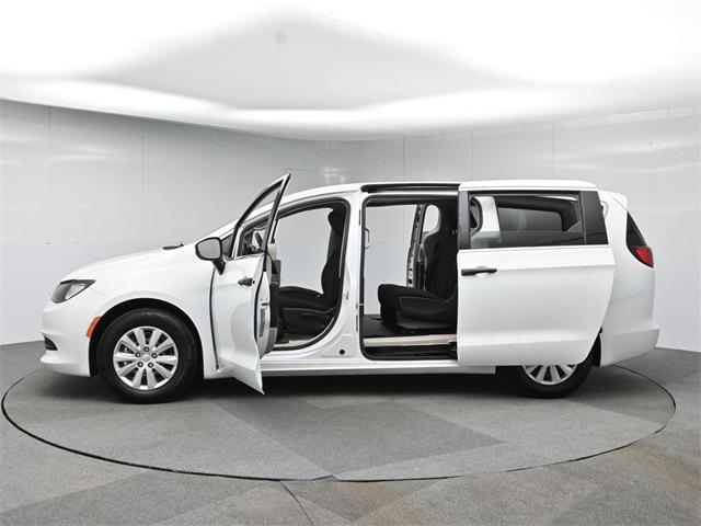 Photo of 2021 Bright White Clearcoat Chrysler Voyager