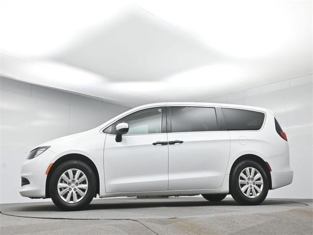 Photo of 2021 Bright White Clearcoat Chrysler Voyager