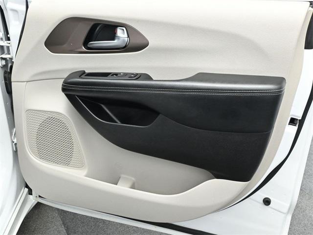 Photo of 2021 Bright White Clearcoat Chrysler Voyager
