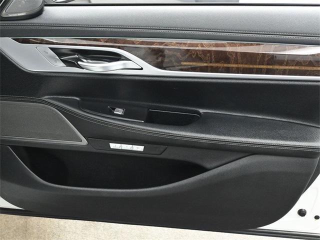 Photo of 2018 Alpine White BMW 750