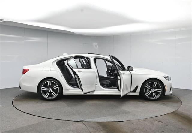 Photo of 2018 Alpine White BMW 750