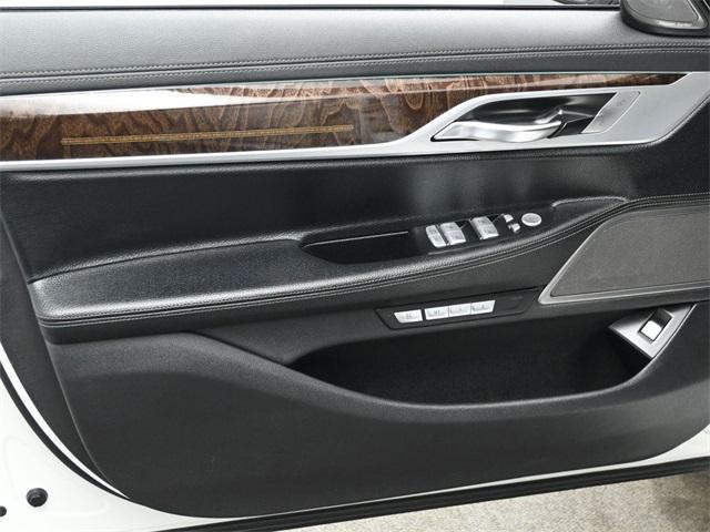 Photo of 2018 Alpine White BMW 750