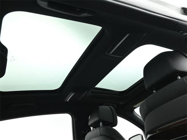 Photo of 2018 Alpine White BMW 750