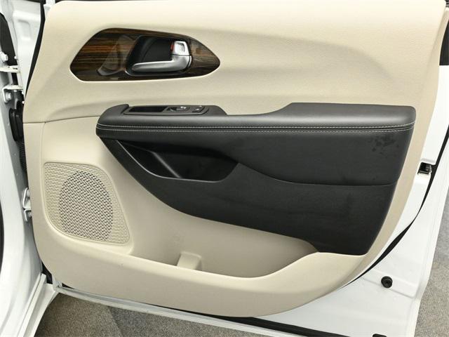 Photo of 2023 Bright White Clearcoat Chrysler Pacifica Hybrid