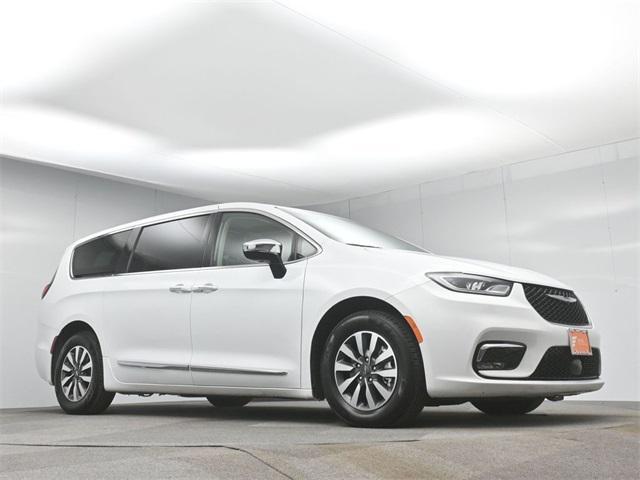 Photo of 2023 Bright White Clearcoat Chrysler Pacifica Hybrid
