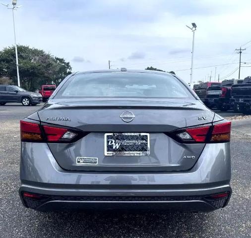 Photo of 2024 Silver Nissan Altima