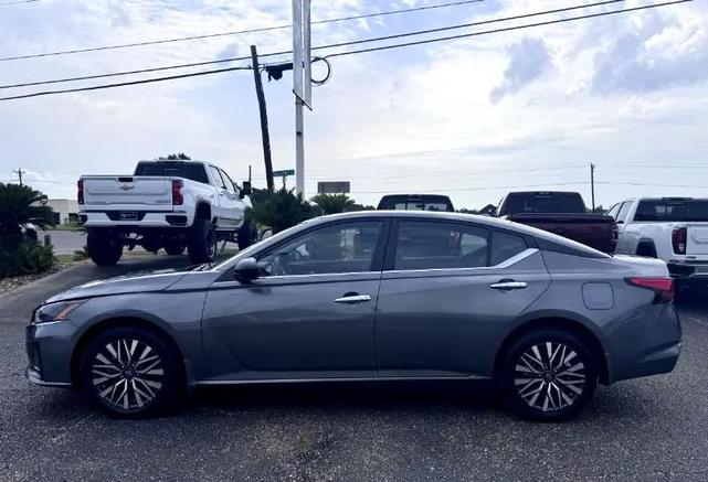 Photo of 2024 Silver Nissan Altima