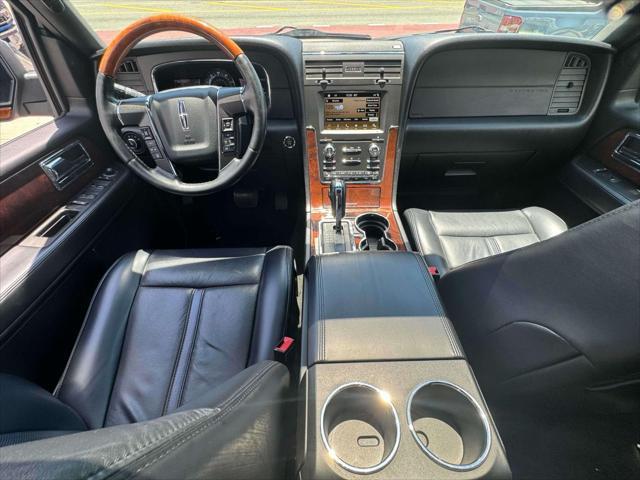 Photo of 2017 Ingot Silver Lincoln Navigator