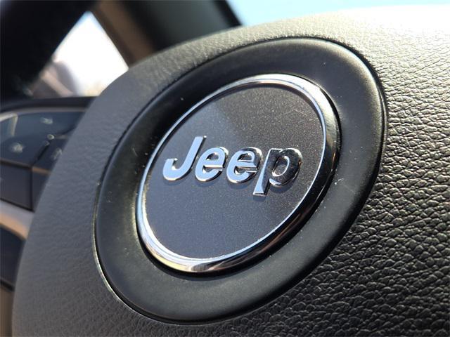 Photo of 2021 Bright White Clearcoat Jeep Grand Cherokee