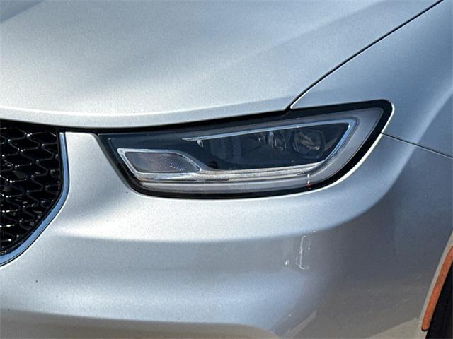 Photo of 2023 Silver Mist Clearcoat Chrysler Pacifica