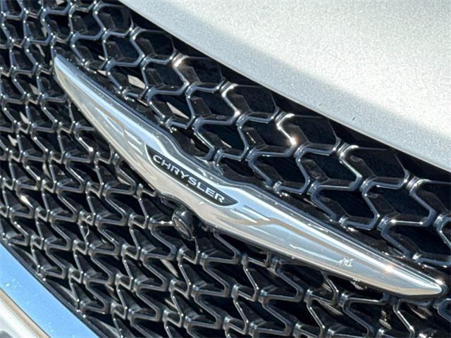 Photo of 2023 Silver Mist Clearcoat Chrysler Pacifica