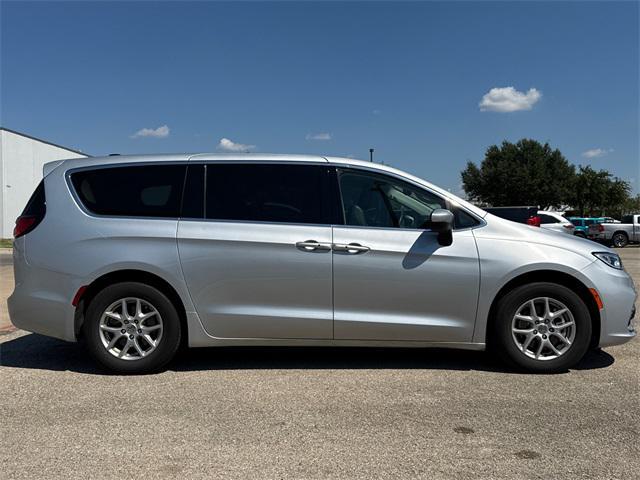 Photo of 2023 Silver Mist Clearcoat Chrysler Pacifica