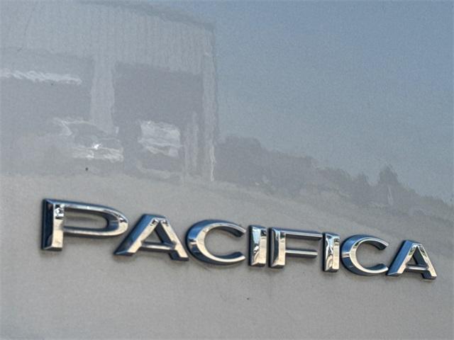 Photo of 2023 Silver Mist Clearcoat Chrysler Pacifica