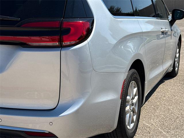 Photo of 2023 Silver Mist Clearcoat Chrysler Pacifica