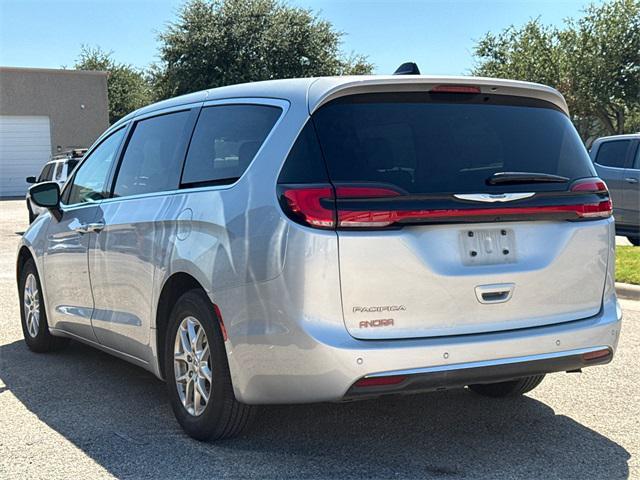 Photo of 2023 Silver Mist Clearcoat Chrysler Pacifica