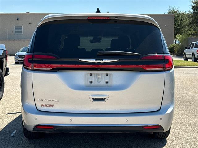 Photo of 2023 Silver Mist Clearcoat Chrysler Pacifica