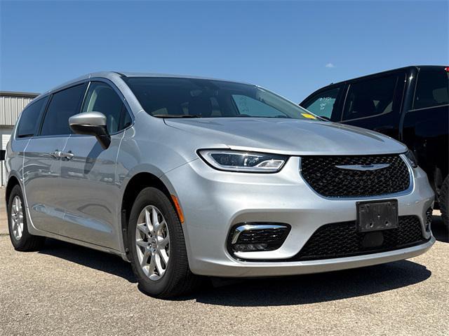 Photo of 2023 Silver Mist Clearcoat Chrysler Pacifica