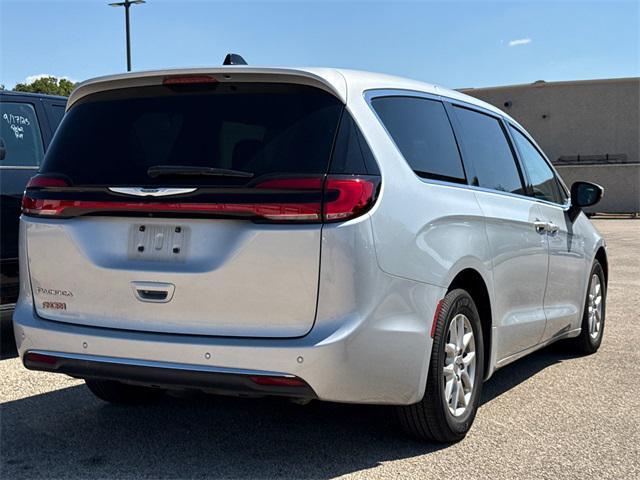 Photo of 2023 Silver Mist Clearcoat Chrysler Pacifica