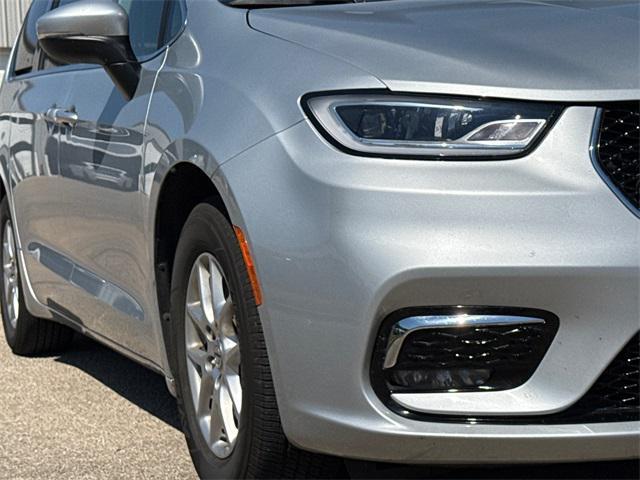 Photo of 2023 Silver Mist Clearcoat Chrysler Pacifica