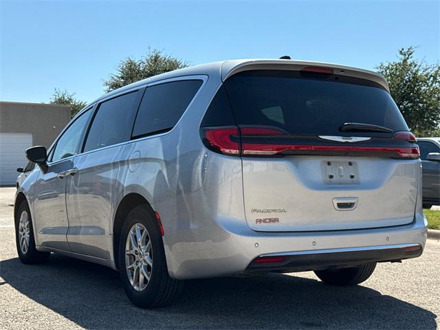Photo of 2023 Silver Mist Clearcoat Chrysler Pacifica