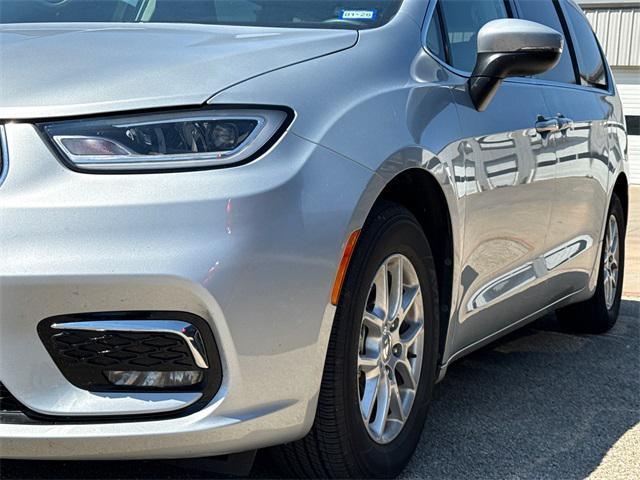 Photo of 2023 Silver Mist Clearcoat Chrysler Pacifica
