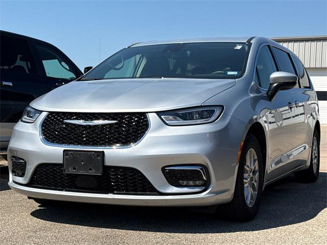 Photo of 2023 Silver Mist Clearcoat Chrysler Pacifica