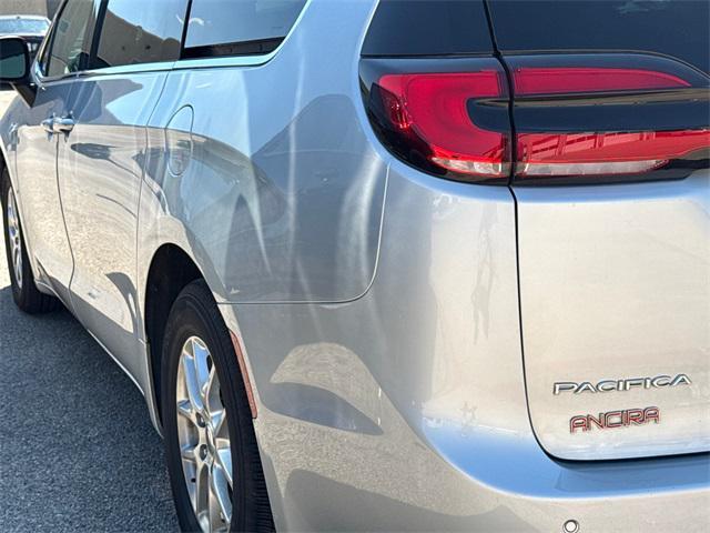 Photo of 2023 Silver Mist Clearcoat Chrysler Pacifica