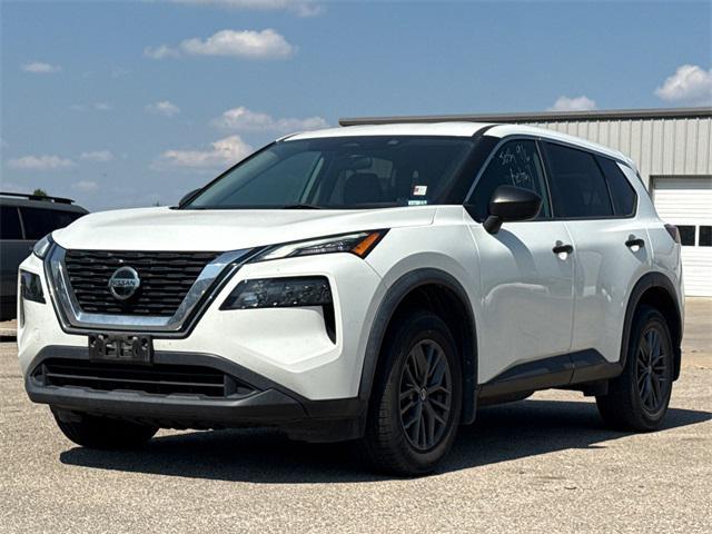 Photo of 2021 Glacier White Nissan Rogue