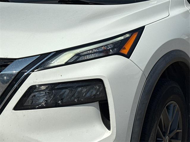 Photo of 2021 Glacier White Nissan Rogue