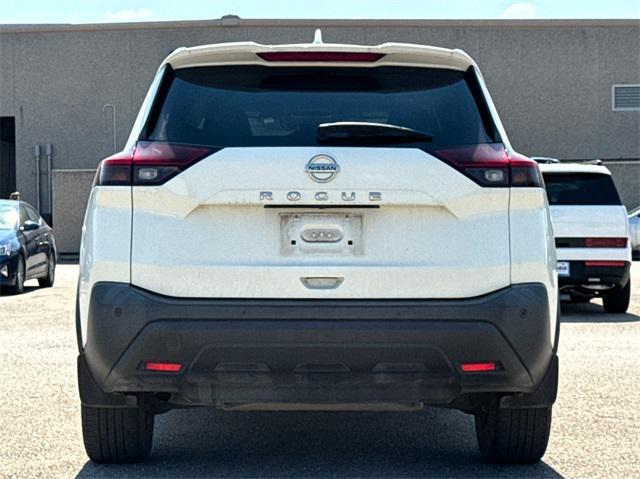 Photo of 2021 Glacier White Nissan Rogue