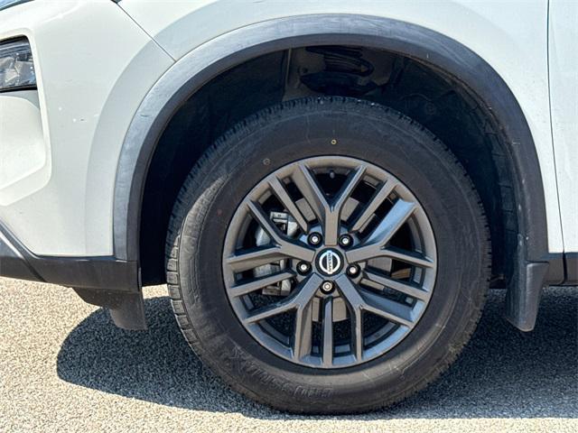 Photo of 2021 Glacier White Nissan Rogue