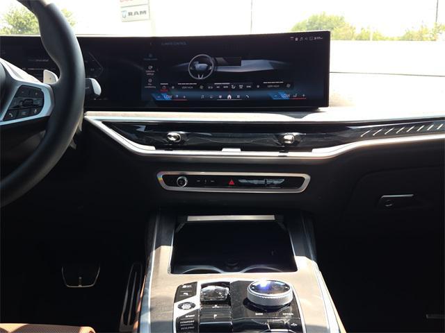 Photo of 2025 Mineral White Metallic BMW X7