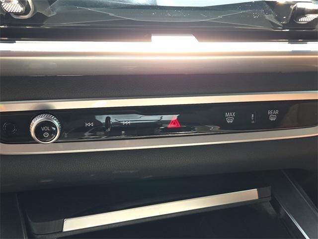 Photo of 2025 Mineral White Metallic BMW X7