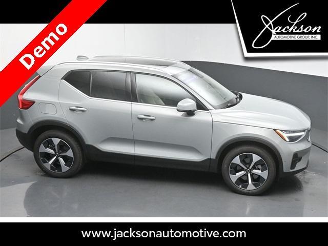Photo of 2025 Metallic Volvo XC40