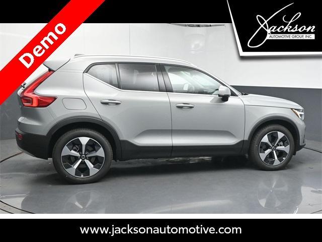 Photo of 2025 Metallic Volvo XC40