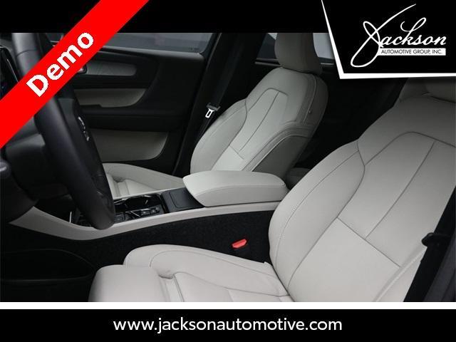 Photo of 2025 Metallic Volvo XC40