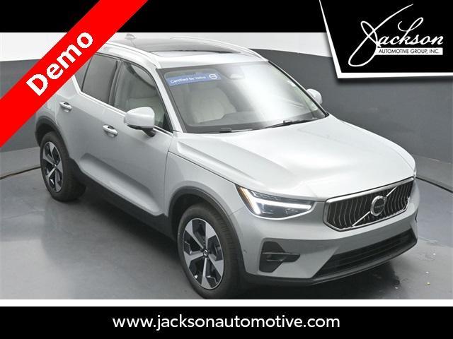 Photo of 2025 Metallic Volvo XC40