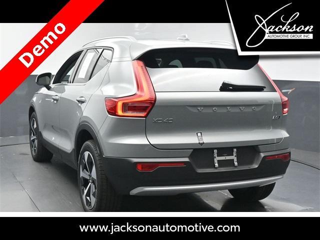 Photo of 2025 Metallic Volvo XC40