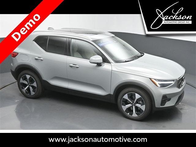 Photo of 2025 Metallic Volvo XC40