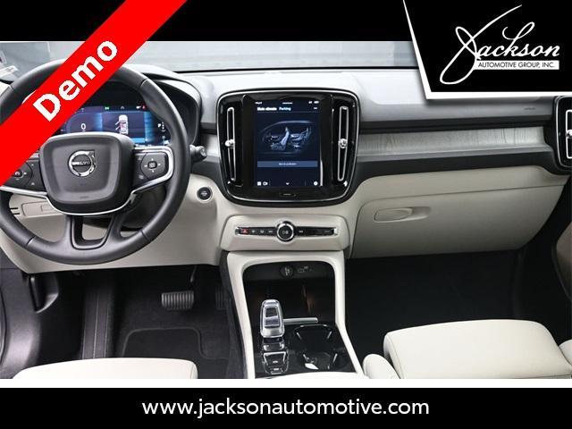 Photo of 2025 Metallic Volvo XC40