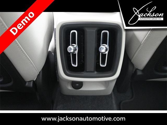 Photo of 2025 Metallic Volvo XC40