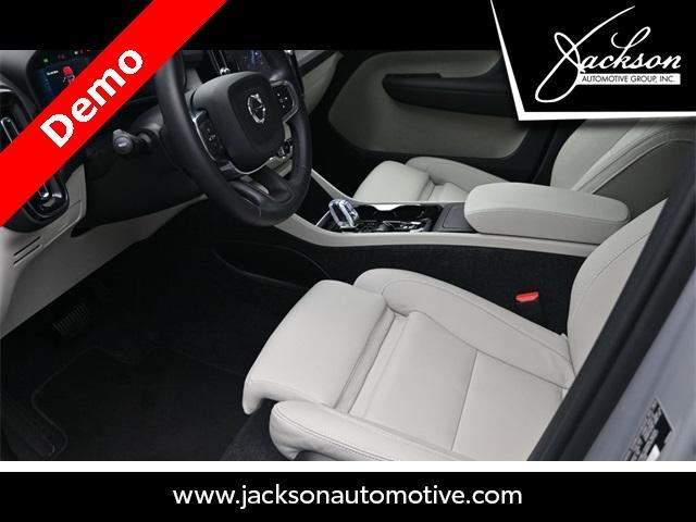 Photo of 2025 Metallic Volvo XC40