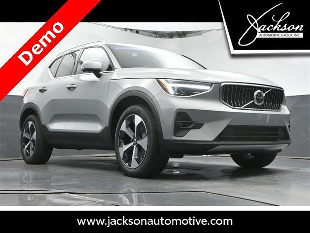 Photo of 2025 Metallic Volvo XC40