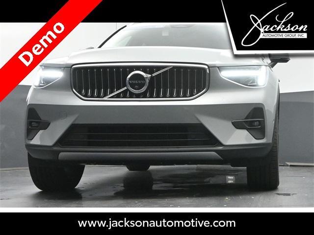 Photo of 2025 Metallic Volvo XC40
