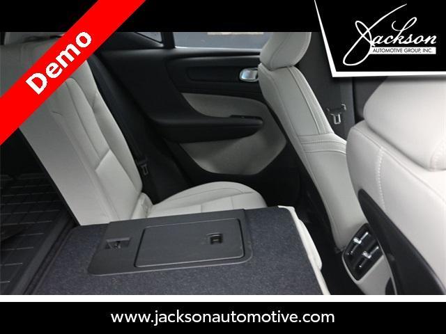 Photo of 2025 Metallic Volvo XC40